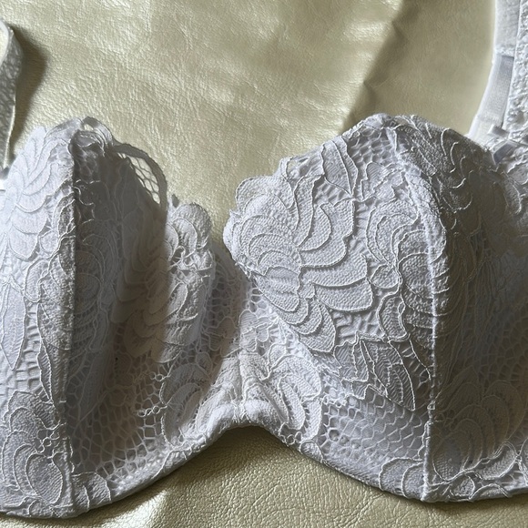 Adore Me White Bra with Textured Floral Design - Picture 3 of 8